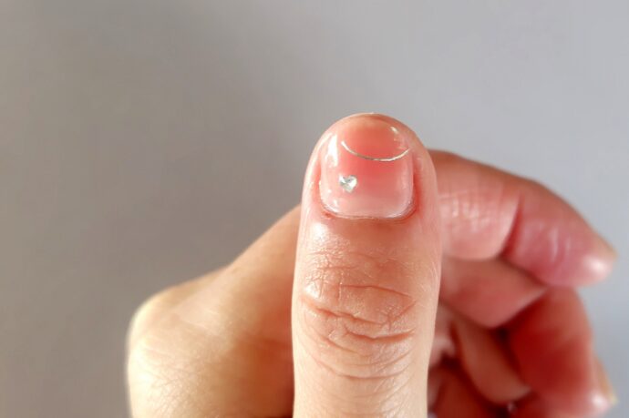 親指にチークネイルを施したネイルデザイン