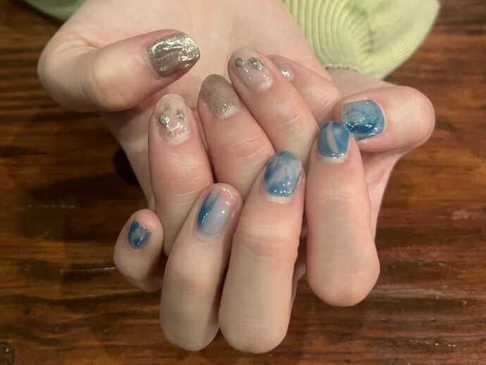 ブルーとグレイッシュなニュアンスネイルデザイン