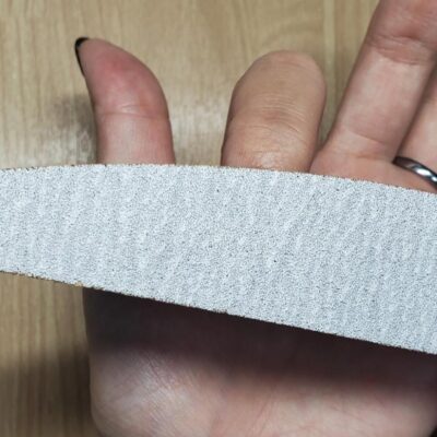 ネイル全体をファイルで削っている様子