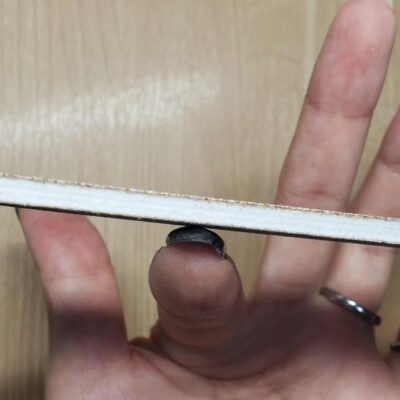 ネイルの表面にファイルを当てている様子