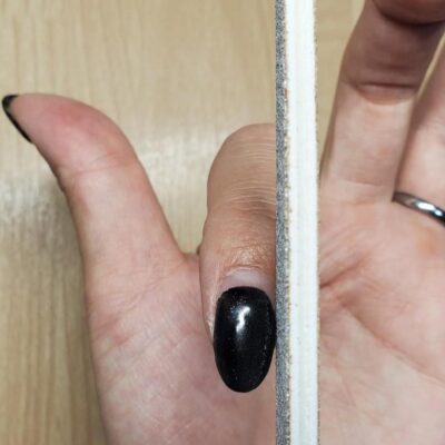 ネイルのサイドにファイルを当てる様子