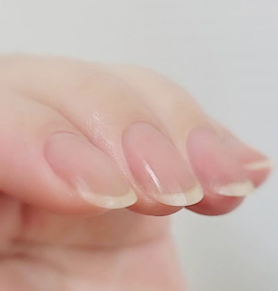 美しく手入れされたナチュラルネイル