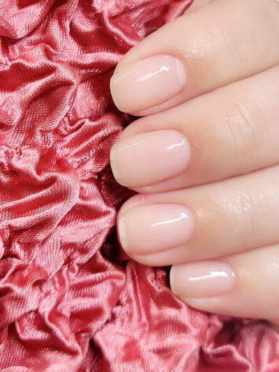 装飾のない美しいナチュラルネイル