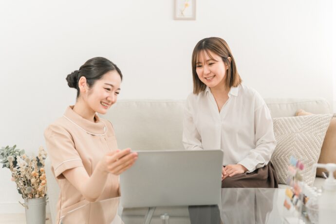 カウンセリング中のネイリストとお客さん