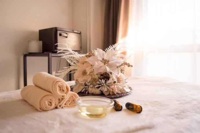 ベットに置いてあるホットタオルとアロマオイル
