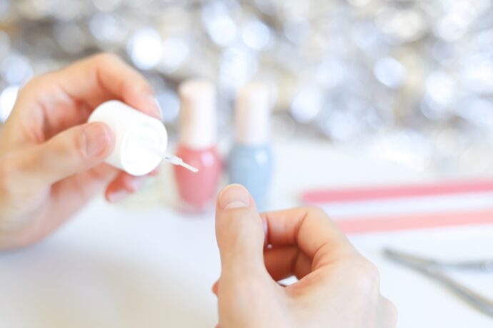 ネイルオイルを塗る様子