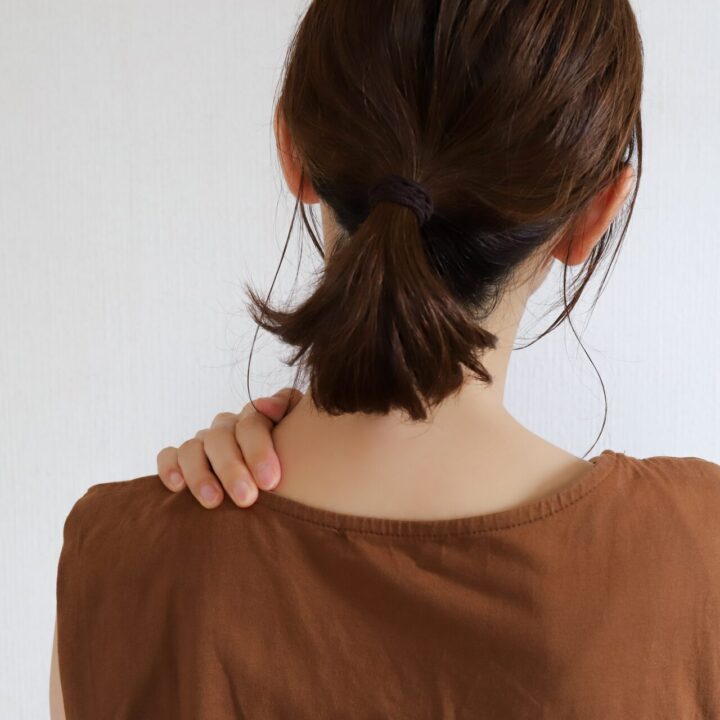 ネイリストに肩こりが多い理由は？目・肩・腰の不調はストレッチで改善できる