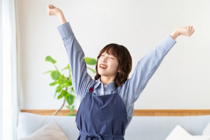 ストレッチをするエプロン姿の女性