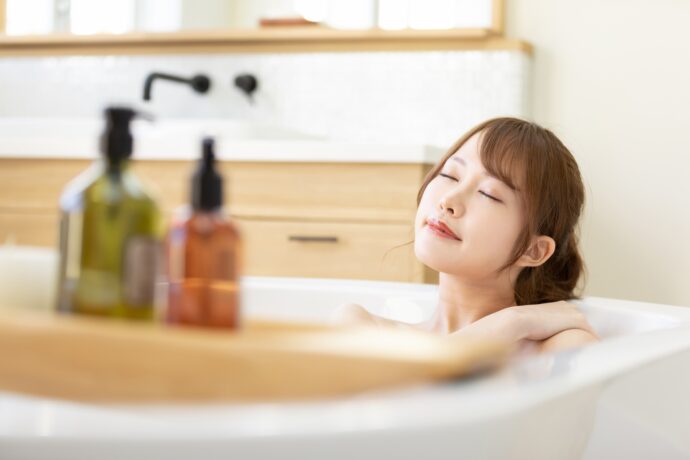 バスタブに浸かってリラックスする女性