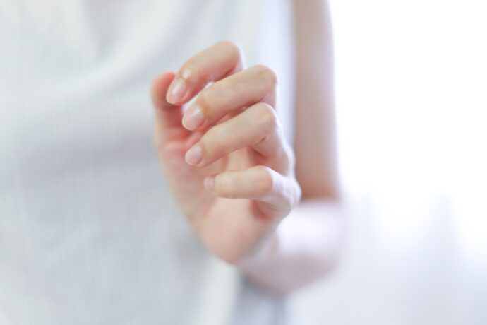 ネイルケアが終わった女性の手元