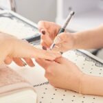 ジェルネイル施術中の手元