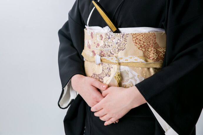 黒留袖を着た女性の手元のアップ