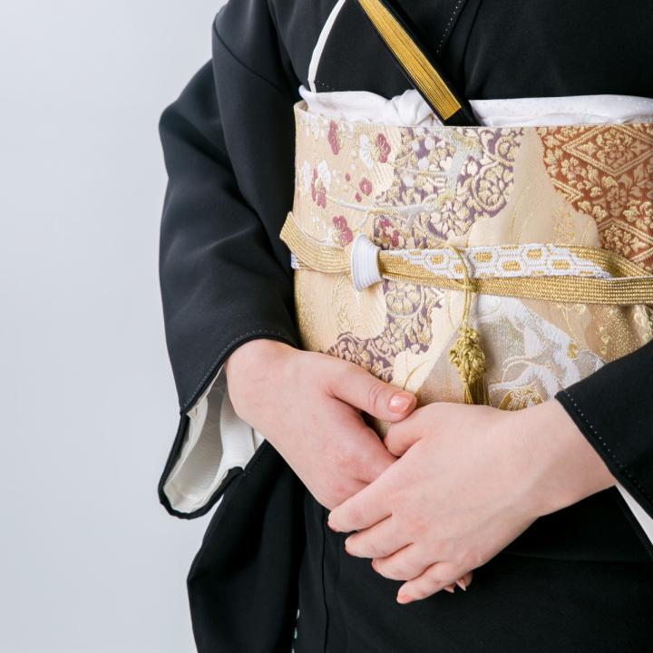 母親が結婚式で着る黒留袖に似合うネイルは？マニキュアでセルフネイルはアリ？