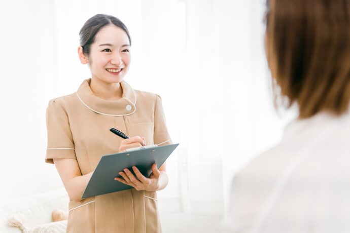 カウンセリング中のネイリスト