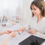 出張ネイリストについて解説する記事のサムネ