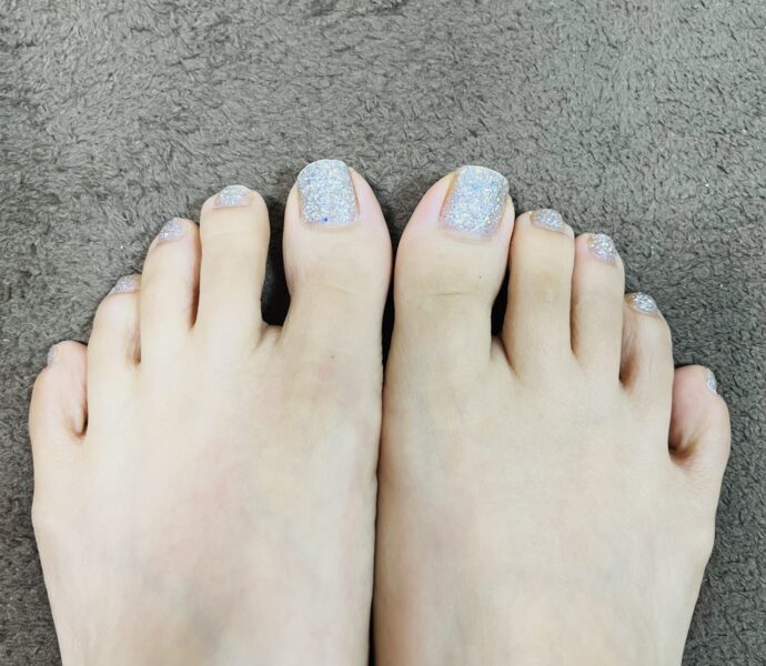 シルバーラメのフットネイル