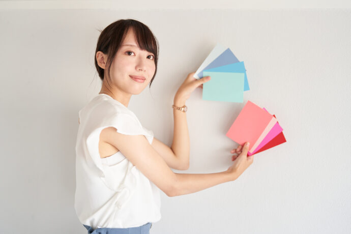 カラサンプルを持つ女性