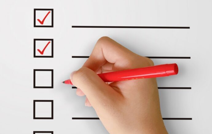 赤ペンでチェックリストを付ける様子