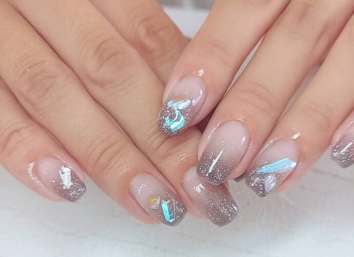 ラベンダーグレーのグラデ×ポイントオーロラフィルムのネイル