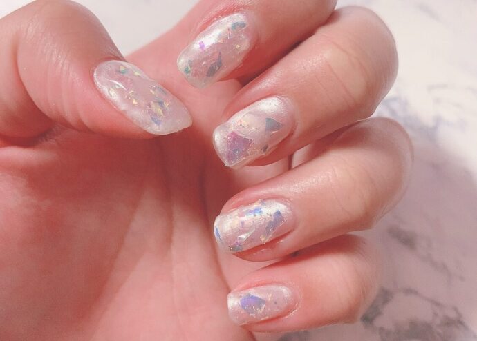 パールベース×乱切りオーロラフィルムのネイル