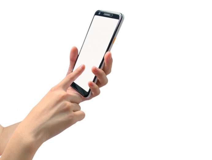 スマホを触る女性の手