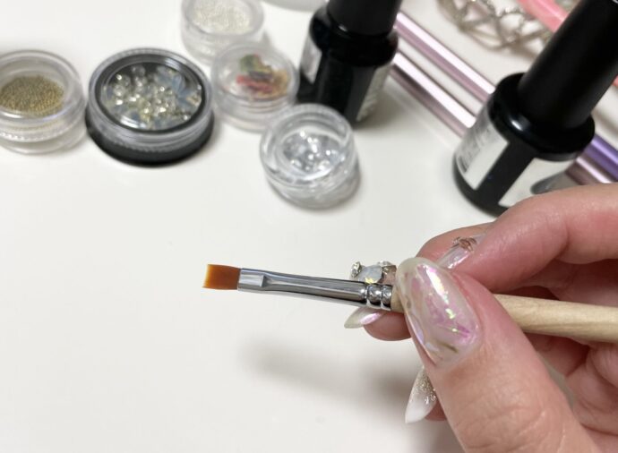 ジェル筆を持っている様子