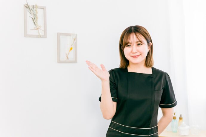 おすすめを紹介するサロンの女性
