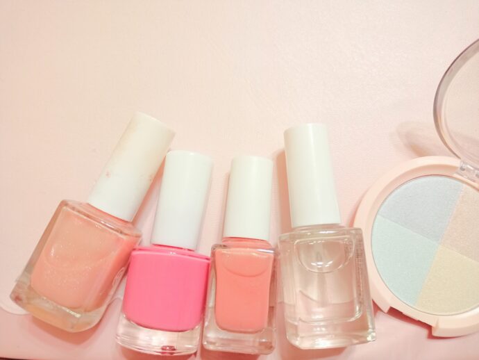 色々なタイプのベースコートとフェイスパウダー