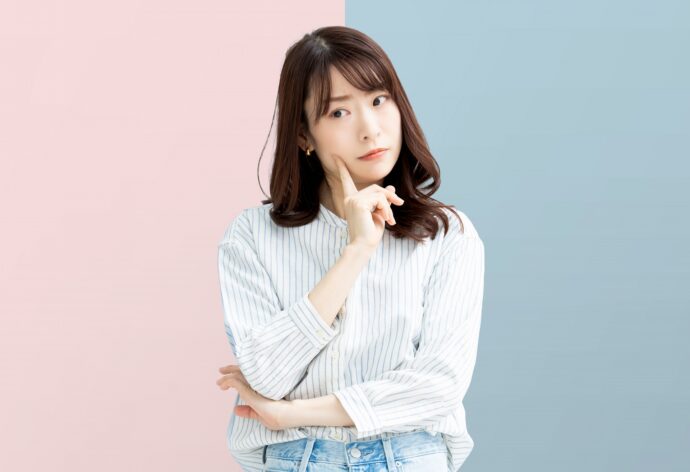 どっちか悩む女性