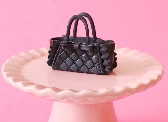 ピンクの台に乗ったキルティングバック