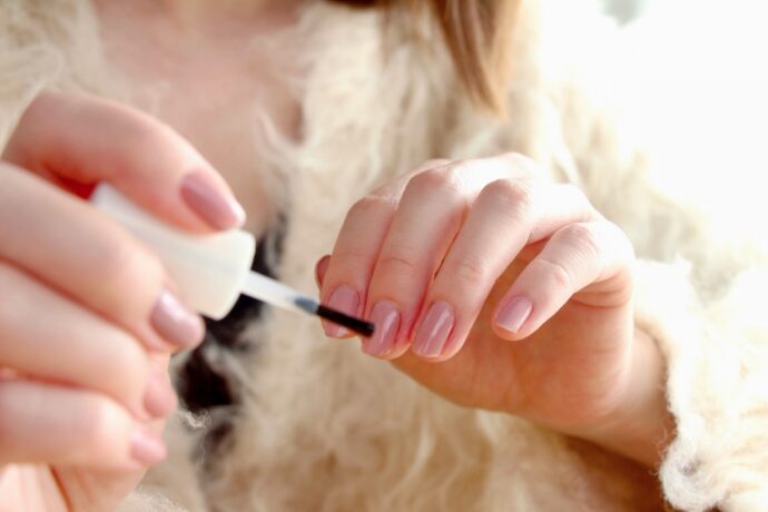 爪にオイルを塗っている様子