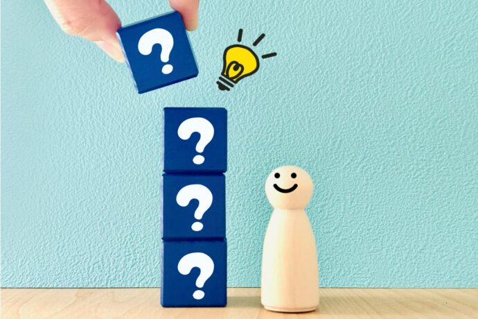 はてなブロックと光る電球を見てい人形