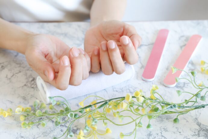 ネイルケアした手とネイルファイル