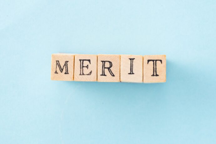 MERITの文字が書いてある積み木
