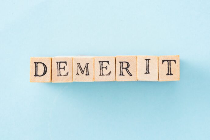 DEMERITの文字が書いてある積み木