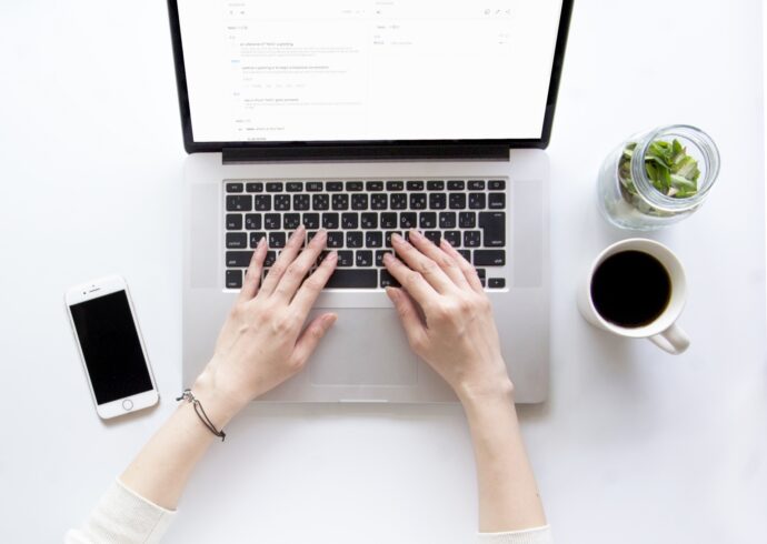 パソコンで仕事をする女性の手元