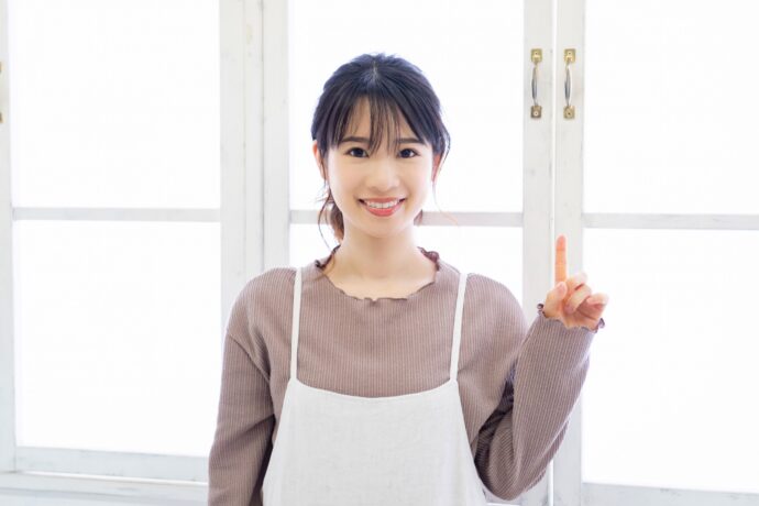 ポイントを提示するエプロン姿の女性