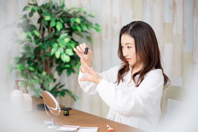 セルフネイル中の女性