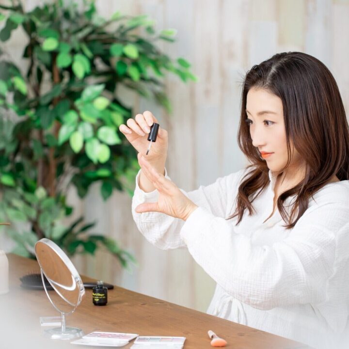 マニキュアのでこぼこを直す方法は？ネイルの表面をつるんと修正するやり方とコツを紹介