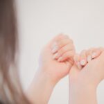手元と爪を気にする女性