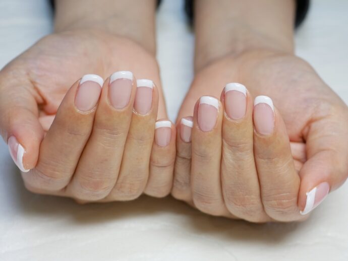 白のシンプルなフレンチネイル