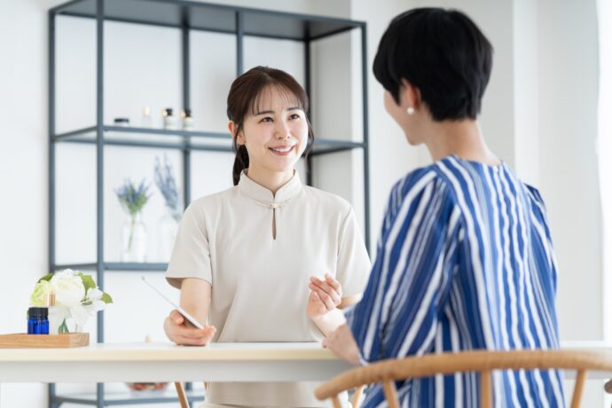 お客様とカウンセリング中のネイリスト