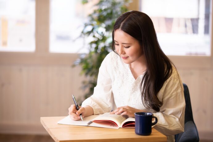 勉強中の女性