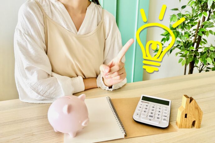 お金を計算中の女性