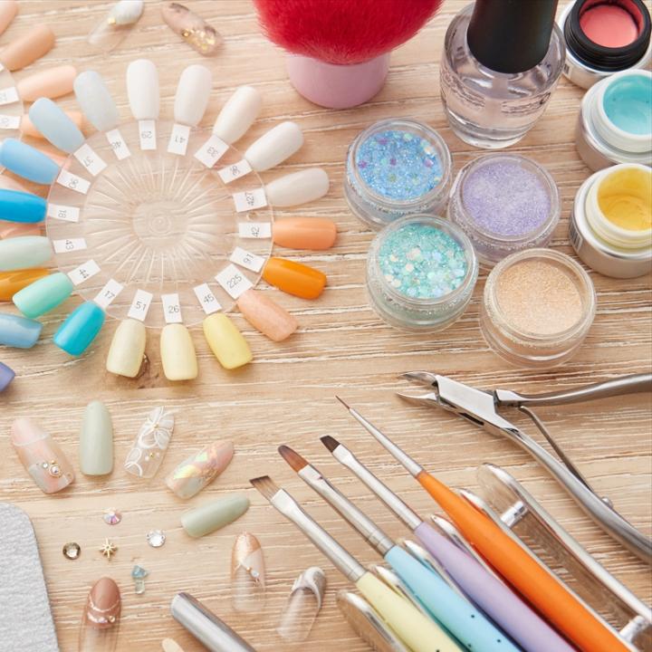 ネイルグルーやネイル用接着剤は100均で買える？売ってるお店と使い道も解説