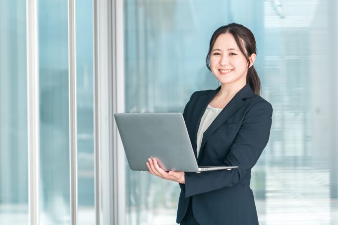 パソコンを操作するスーツの女性
