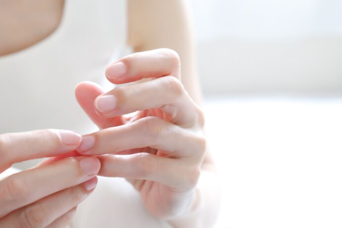 自爪を保湿ケアしている女性の様子