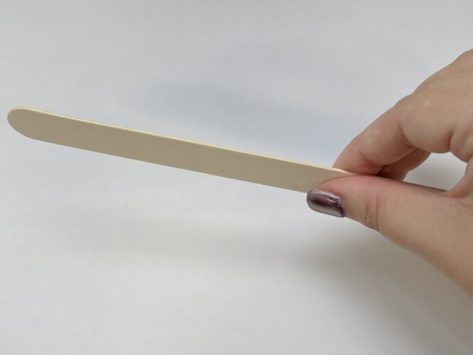 エメリーボードの持ち方の手本