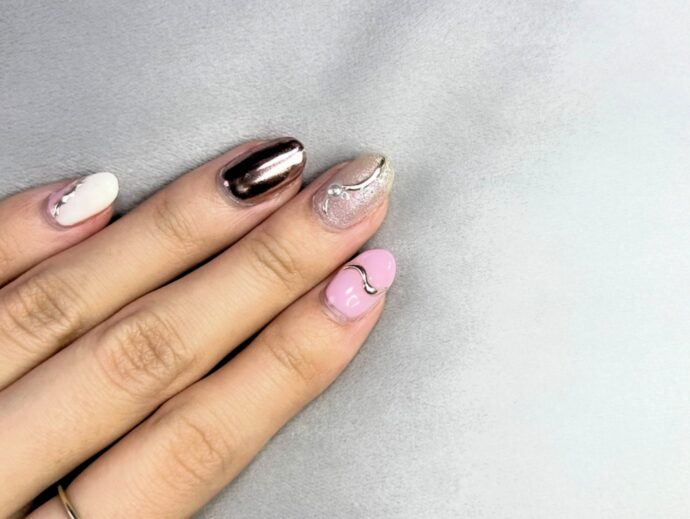 ミラーネイルやミラーアートを施したネイルデザイン