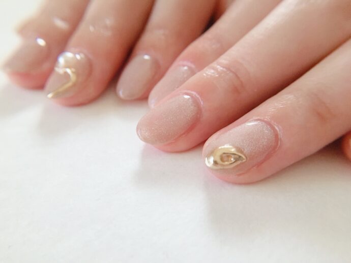 ぷっくりミラーアートのついたベージュネイル